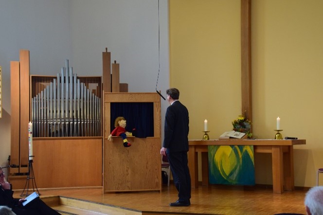 Totale des Podium, mit Orgel und Darstellung
